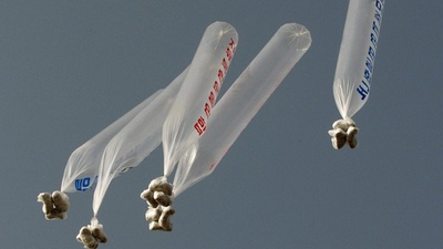 launching_balloons_for_north_korea_400